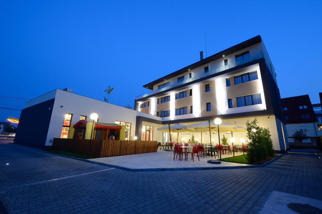 Hotel Galaxy Dumbravita  Bagian luar foto