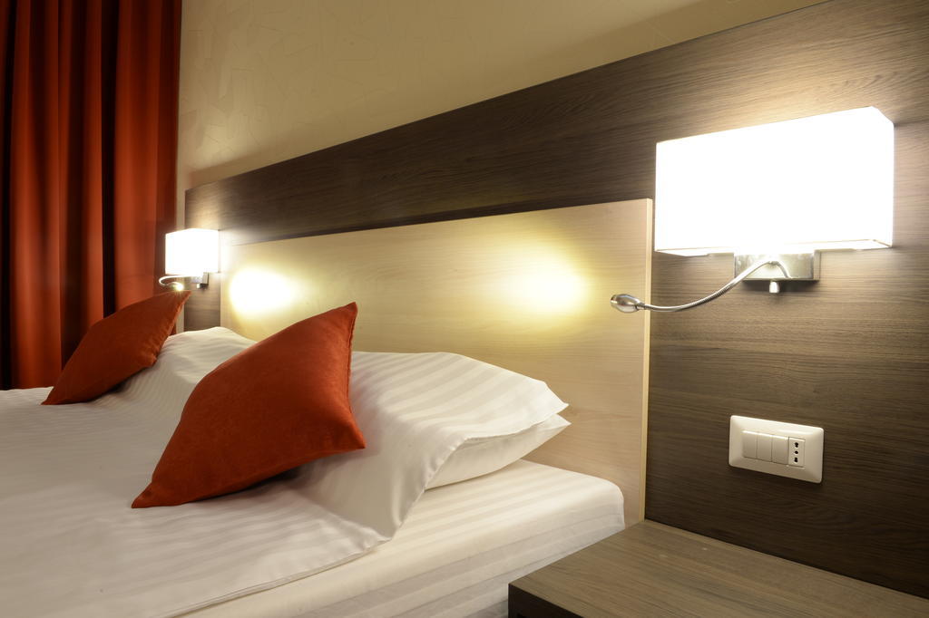 Hotel Galaxy Dumbravita  Ruang foto