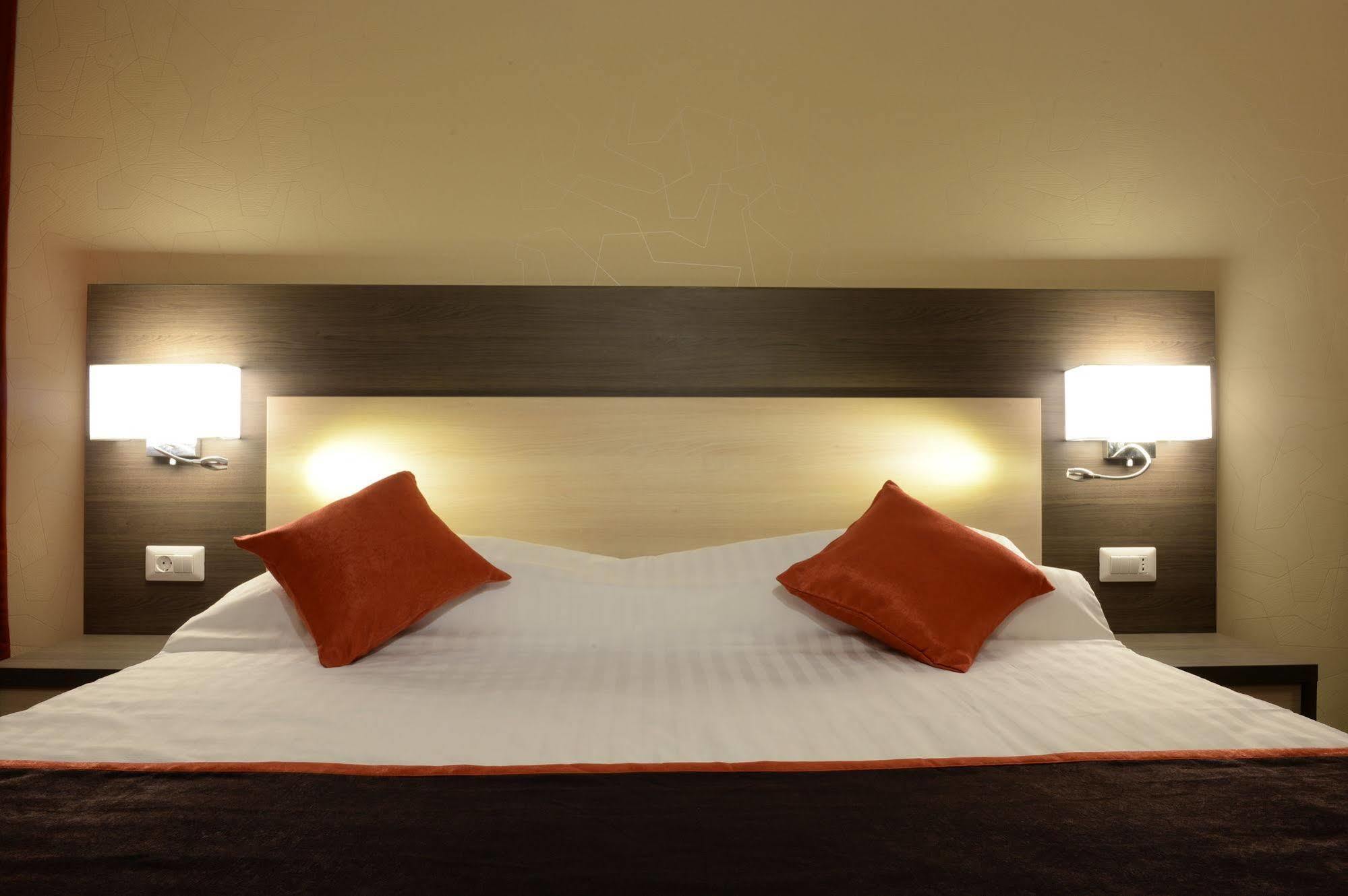 Hotel Galaxy Dumbravita  Bagian luar foto